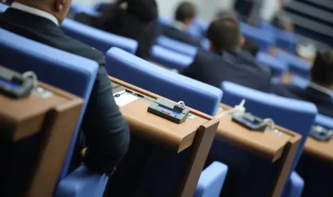 parlamentat-obsajda-cenni-knija-i-vrashtaneto-na-151-mln-evro-1